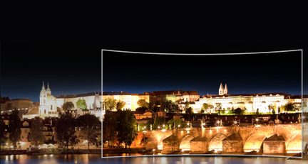 Vista nocturna de la ciudad de Praga con el castillo y el puente de Carlos iluminados sobre el río Vltava