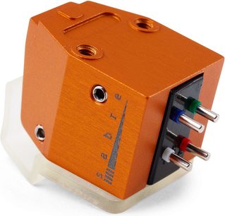 Tonabnehmer für Plattenspieler Vertere Acoustics Sabre aus orange eloxiertem, gebürstetem Aluminium, in Dreiviertelansicht von vorn, seitliche Fläche mit grauem Logo, vier farbige Anschlussstifte an der Vorderseite, obere Befestigungsgewinde und transluzenter Boden