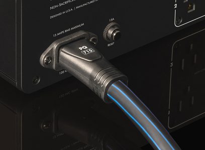 Audioquest PowerQuest 707 zwarte netvoedingsconditioner, close-upweergave van het vrouwelijke stopcontact en de 120V-spanningskeuzeschakelaar