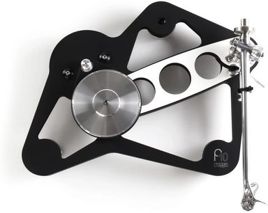 Rega Planar 10 mat sort pladespiller med Apheta 3 MC-pickup, set forfra i et skråt perspektiv, aluminiumstonearmen