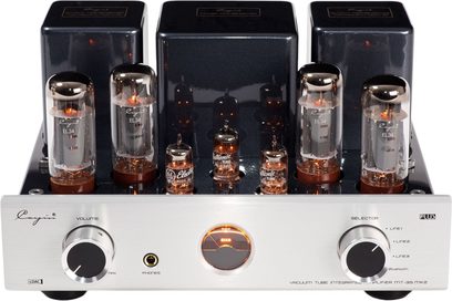 Eestvaates veidi ülalt pildistatud Cayin MT-35MK2 Bluetooth lampvõimendi, läikiv must metallkorpus, millel kuus hõõguvat klaaslampi, harjatud hõbedase alumiiniumiga esipaneelil kaks suurt musta ja hõbedast ümmargust nuppu, kõrvaklapipesa ning oranžilt taustvalgustatud VU-mõõdik.