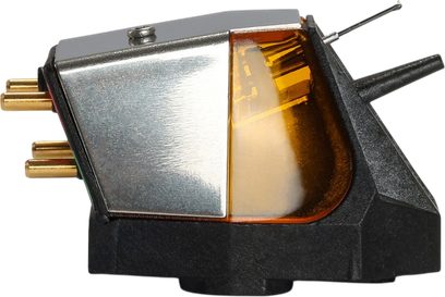 Rega Nd9 pickup til pladespiller, sølvfarvet metalkabinet og ravfarvet låg, forguldede bagtilslutninger, set fra siden