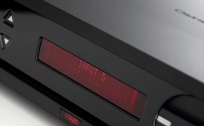 Rode digitale "Input 5"-weergave op het zwarte voorpaneel van de Rega Osiris hi-fi stereo-versterker