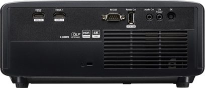 Zadní strana černého videoprojektoru se dvěma porty HDMI, rozhraním RS-232, audio výstupem, napájením a velkou ventilační mřížkou