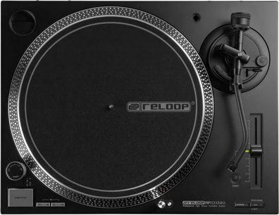 DJ gramofón Reloop RP 5000 MK4 v čiernej farbe, pohľad zhora s veľkým strieborným tanierom a ramenom prenosky vpravo