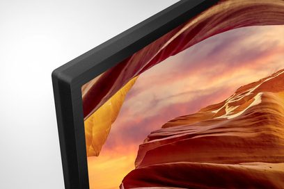 Sony KD65X75WL, vasak ülemine nurk, must raam, ekraanil kuvatakse oranži ja kollase tooniga kivine maastik, vaade nurga alt