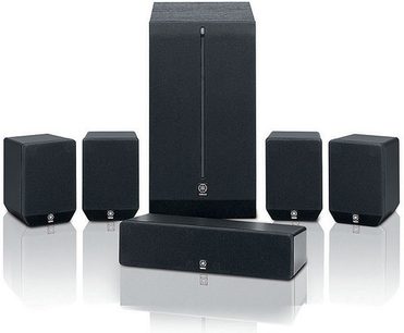 Yamaha AV-4103 hjemmebiografsystem bestående af en lodret basreflekskabinet og 5 sorte kubiske højttalere set forfra