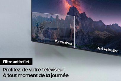 Samsung 55QN700B 2022 fladskærms-TV, der viser et bjerglandskab med en stjernebestrøet himmel og overlagt promoveringstekst