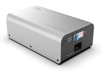 Condizionatore di rete IsoTek V5 Syncro Uni 16 argento, chassis rettangolare con bordi arrotondati, vista prospettica posteriore destra
