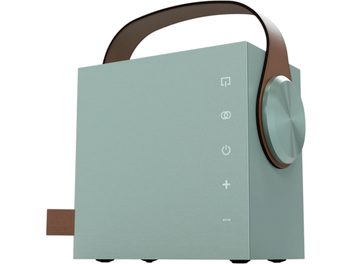 Bærbar bluetooth-højttaler Morel Biggie i turkisblå, kubisk mat plastkabinet, set fra højre forfra, med buet hank i brun kunstlæder, stor matchende rund drejeknap på højre side og lodrette piktogrammer på fronten