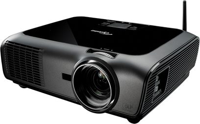 Optoma EX765W sort videoprojektor, front med objektiv og knapper, tilslutninger på bagsiden, placeret på en reflekterende overflade
