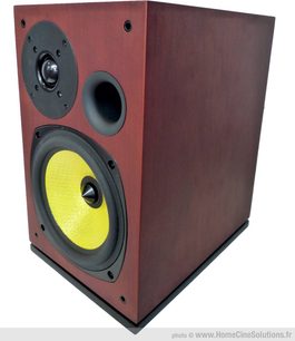 Davis Acoustics Kadillac 1 MK2 bibliotekshøjttaler set fra 3/4 vinkel, mørkt træ kabinet, gul højttaler, sort diskanthøjttaler