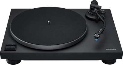 Must Technics SL-40CBT musta vinüülplaadimängija musta plaadialuse ja S-kujulise toonarmiga, pealtvaade երեք