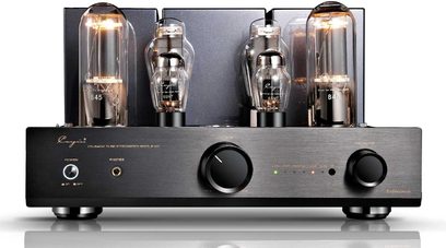 Cayin CS-845A Reference melnā matētā alumīnija stereo lampu pastiprinātājs, skatā no priekšpuses, ar četrām redzamām lampām, lielu centrālo skaļuma pogu, ieslēgšanas pogu un austiņu ligzdu pa kreisi