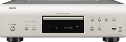Denon DCD-2010AE CD-lejátszó, ezüstszínű előlappal, digitális kijelzővel, vezérlőgombokkal és tekerőkkel, USB- és fejhallgató-csatlakozókkal