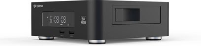 Multimediální přehrávač Zidoo Z30 Pro, pohled ze šikmého úhlu, černý obdélníkový kryt, digitální displej, 2 USB porty, kovové nožičky