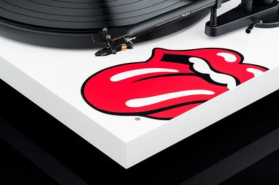 Gramofon Pro-Ject Debut III Rolling Stones bílý s černým raménkem a červeno-bílým logem Rolling Stones