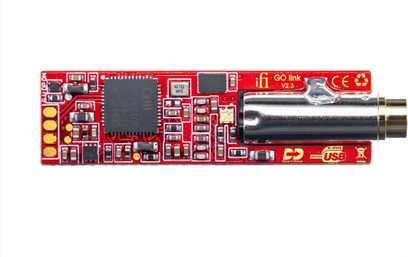 iFi GO link v2.3 rode USB-audio-omvormer, bovenaanzicht, USB- en 3,5mm-jackconnectoren zichtbaar