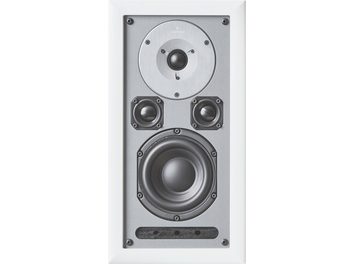 Prie sienos montuojama AudioVector R INWALL Signature kolonėlė, matoma iš priekio: baltas stačiakampis rėmas su lygiu paviršiumi, pilkai metalizuotas priekinis skydelis su apvalia, šlifuoto sidabro aukštadažnio garsiakalbio plokštele, didelis juodas žemadažnis, du maži simetriški garsiakalbiai ir matomos tvirtinimo varžtai.