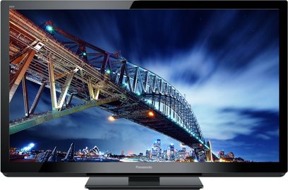 Televisore Panasonic TX-P50GT30E che mostra un ponte metallico illuminato di notte su uno sfondo di cielo blu scuro nuvoloso