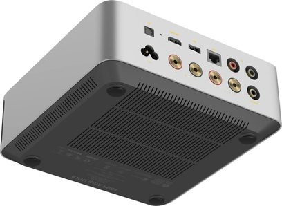 WiiM Amp Ultra sølv stereo-forstærker i sølv set nedefra og bagfra med synlige audiotilslutninger og ventilationsåbninger