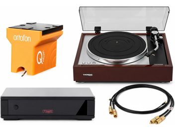 Brun Thorens-platespiller, åpent støvlokk, med oransje Ortofon-pickup, svart Rega-forforsterker og RCA-kabel