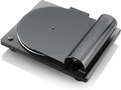 Denon DP-450USB sort hi-fi pladespiller, set ovenfra i 45° vinkel, lukket pladedæksel, tonearmen til højre