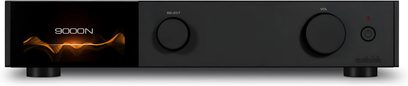 Netzwerk-Audioplayer Audiolab 9000N schwarz mit einem Bildschirm, der "9000N" und eine orangefarbene Welle anzeigt, zwei runden Knöpfen und einem sichtbaren Standfuß