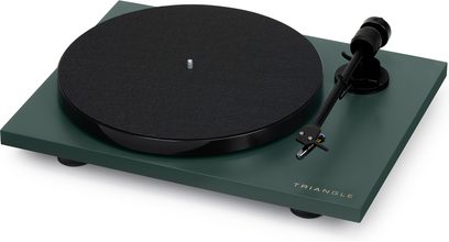 Platine vinyle Triangle Lunar 1 vert, plateau noir mat, bras de lecture noir, sur socle rectangulaire vert foncé