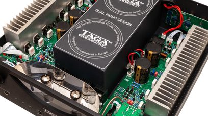 Stereo hi-fi-forstærker Taga Harmony HTA-1200 sort, indvendigt syn med grønne printplader og elektroniske komponenter