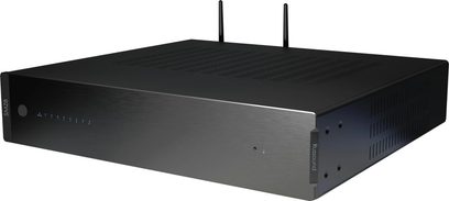 Černý multiroom zesilovač Russound SMZ-8, čelní panel z broušeného hliníku s modrými LED, pohled z předního tříčtvrtečního úhlu s Wi‑Fi anténami