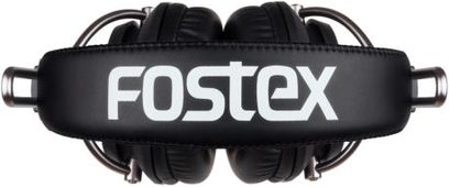 Sort Fostex hovedtelefon, set forfra, polstret hovedbøjle, runde åbne ørepuder, hvidt "Fostex"-logo på hovedbøjlen