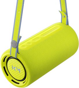 Boxă bluetooth portabilă Loewe We. HEAR pro galben fluorescent, în format cilindric, cu curea de transport bicoloră văzută din unghi oblic