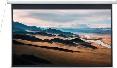 Önden görünüşte açılmış perde ve siyah kenarlıklı beyaz Projeo Motion HD 120 motorlu projeksiyon perdesi