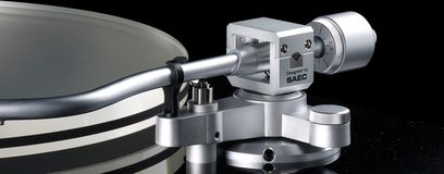 Sølvfarvet TEAC TN-5BB pladespiller, nærbillede af tonearmen med pickup og modvægt, set fra siden