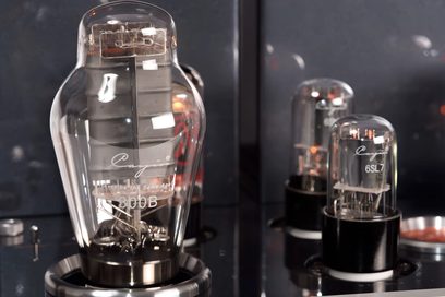 Amplificador integrado estéreo valvulado Cayin CS-300A preto, vista aproximada em leve ângulo superior, chassi metálico preto brilhante, válvulas 300B e 6SL7 em vidro transparente montadas em soquetes pretos