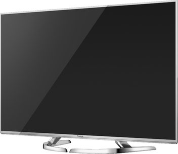 Stor fladskærms-TV fra Panasonic, model TX-58DX750F, med sort skærm og sølvfarvet metalfod, set forfra