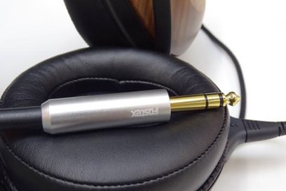 Fostex TH610 sort hovedtelefoner, tæt profil af hovedbøjlen og den højre ørekop, med synligt gylden jackstik