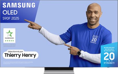 Televisore Samsung OLED S90F 2025 con Thierry Henry sullo schermo su sfondo blu e piedistallo centrale nero e argento