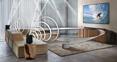 Moderne stue med buet træsofa, tæppe, rund træbordplade, bølgede linjer på væggen og fladskærms-tv, der viser en surfer