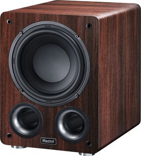 Subwoofer Alpha RS 8 mocca, vedere în perspectivă, carcasă dreptunghiulară cu finisaj din lemn, difuzor circular central, 2 porturi rotunde pe fațadă, 4 colțuri rotunjite, picioare cilindrice metalice