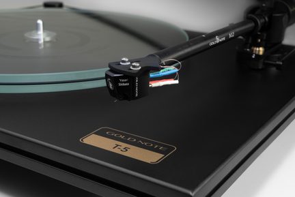 Svart Gold Note T-5 vinylspelare med B-5.2-tonarm och Vasari Shibata-pickup i närbild