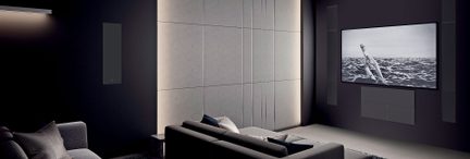 Interno buio con divano, televisione che mostra un'immagine in bianco e nero del mare agitato, pareti e soffitto bianchi