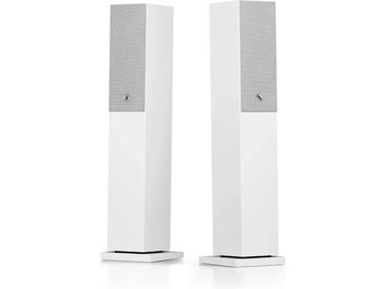 Två vita golvhögtalare Audio Pro A38 W, med grå högtalargaller upptill och fyrkantiga socklar