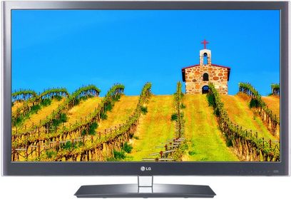 LG 47LW5500 TV-skærm, der viser et landskab med terrasserede vinmarker med et lille kapel på toppen af en bakke under en blå himmel
