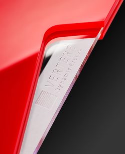 Primo piano in vista obliqua su un angolo in acrilico rosso traslucido inciso con la scritta «Vertere» del giradischi hi-fi Vertere Acoustics Pack DGX Dark Sabre