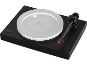 Pro-Ject X2B szaténfekete lemezjátszó ezüst tányérral és fekete hangkarral, háromnegyedes felülnézetben