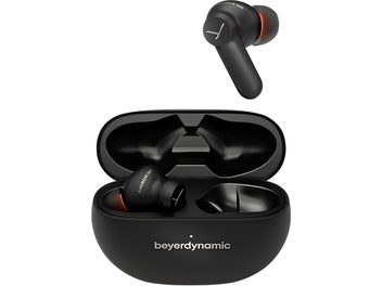 Vista frontale di un set di auricolari Bluetooth in-ear Beyerdynamic Amiron 100 nero in plastica opaca, con custodia di ricarica abbinata aperta e auricolare destro in levitazione con un discreto anello arancione.