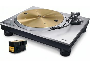 Сріблясто-чорний вініловий програвач Technics із золотистим опорним диском і S-подібним тонармом, зі звукознімачем Nagaoka MP-700 на передньому плані