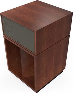 Reproduktorová sestava Klipsch LaScala AL6 v dřevěném provedení Auburn, pohled ze šikmého úhlu s přední mřížkou a otevřeným spodním oddílem